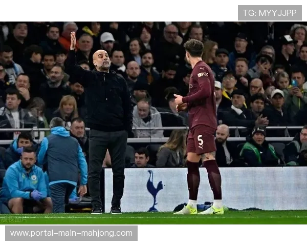 球员伤病潮对球队风格演化的影响：曼城案例