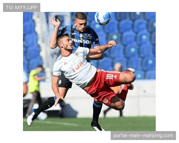 都灵德比雨中激战，双方球员多次滑倒比赛数次中断